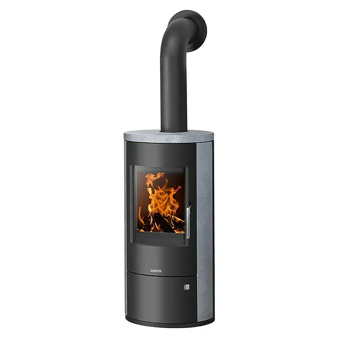 Justus Kaminofen Austin 5 - 5 kW, Raumheizvermögen: 88 m³, Material Verkleidung: Speckstein, Schwarz/Speckstein - Ein Justus Kaminofen mit Feuer. Er ist grau und schwarz. Ein Rohr geht nach oben weg.