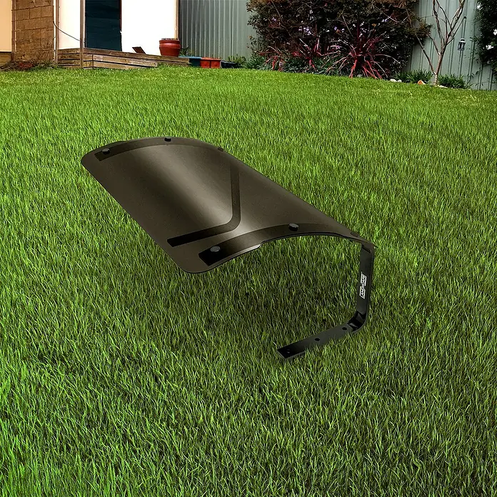 Landxcape Mähroboter-Garage LA7000 - L x B x H: 730 x 526 x 372 mm, Schwarz, Landxcape Mähroboter - Nahaufnahme einer schwarzen Windschutzscheibe auf Rasen, die die Details und die Textur des Produkts hervorhebt.