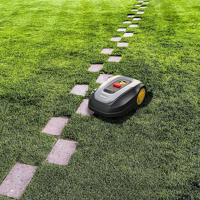 Landxcape Mähroboter LX838i - 800 m², Schnittbreite: 18 cm, Induktionsgestützte Navigation, Begrenzungskabel - Automatischer Rasenmäher auf dem Rasen. Der Rasenmäher ist grau und gelb und steht auf einem grünen Rasen neben einem Steinweg.