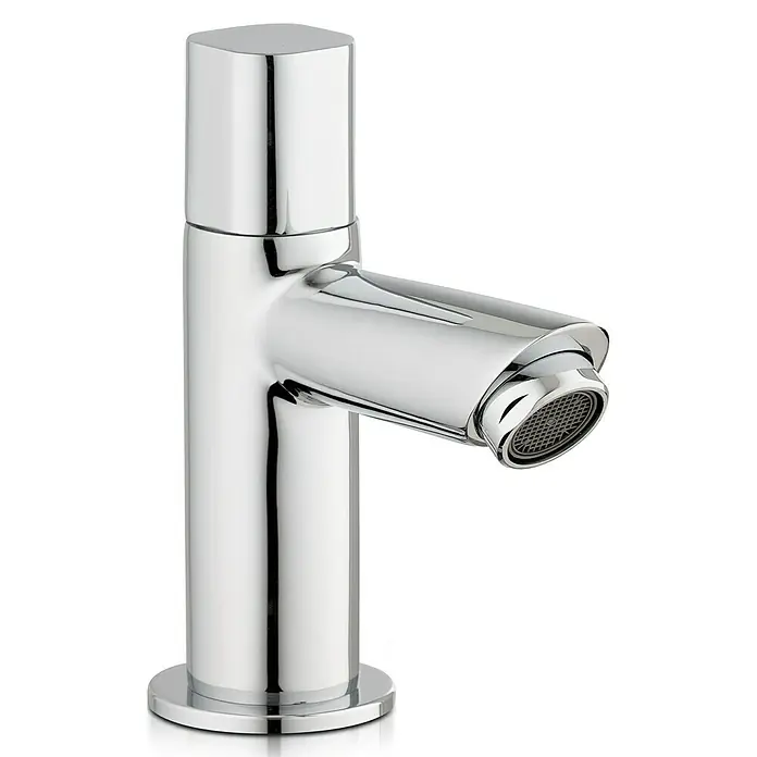 Camargue Kaltwasser-Standventil Bali/Milan - Chrom, Glänzend - Nahaufnahme eines glänzenden, modernen Wasserhahns aus Chrom, ideal für ein stilvolles Badezimmer.