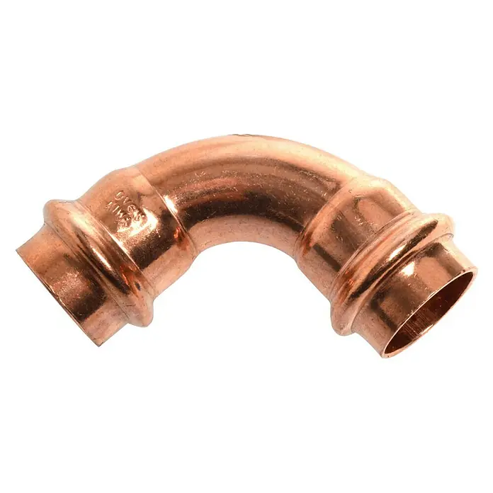 Kupfer-Pressbogen II - 10 Stk., Durchmesser: 22 mm, Winkel: 90 °, Presskontur: V - Nahaufnahme eines 90-Grad-Kupferrohrbogens mit Pressverbindungen auf schwarzem Hintergrund, ideal für Sanitär- und Heizungsinstallationen.