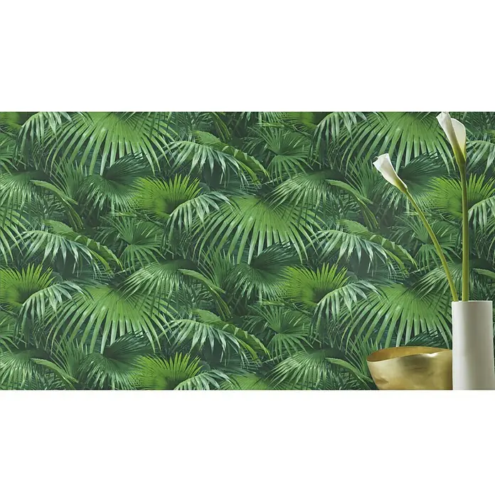 Rasch Crispy Paper Vliestapete Dschungel - Grün, Floral, 10,05 x 0,53 m - Nahaufnahme einer auffälligen Tapete mit dichtem Palmenblattmuster, ergänzt durch dekorative Elemente.