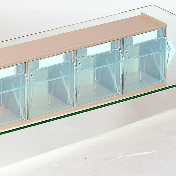 Lockweiler Organizador de piezas pequeñas STS 6 - 9,1 x 60 x 11,3 cm, Número de compartimentos: 6 ud., Capacidad volumétrica: 2,16 l - Primer plano de un especiero transparente con múltiples compartimentos, ideal para la organización en la cocina.