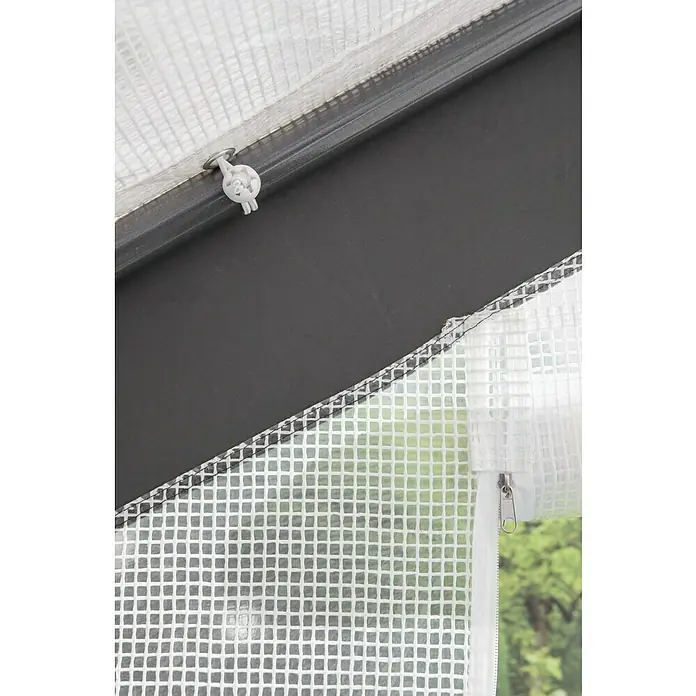 Gewächshaus - Außenmaß inkl. Dachüberstand (B x T): 180 x 240 cm, Material Seitenwand: Kunststoff, Transparent - Detailaufnahme eines Gewächshauses mit Fokus auf die Netzstruktur, die Reißverschlussöffnung und die Befestigung am Rahmen.