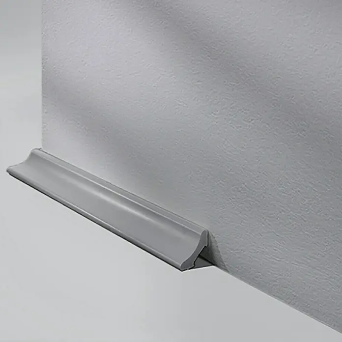 LOGOCLIC Hohlkehlleiste Grau - 250 cm x 20 mm x 20 mm - Sockelleiste aus Kunststoff in Grau, die an einer grauen Wand befestigt ist. Ideal für jeden Raum.