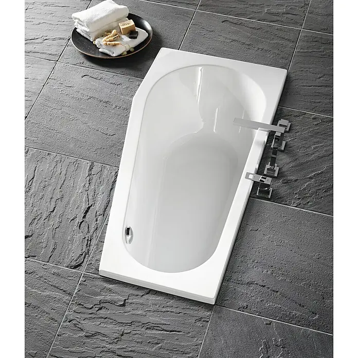 Camargue Raumsparbadewanne Miramas - 160 x 75 cm, Sanitäracryl, Weiß, Links - Eine moderne, rechteckige Badewanne mit Armaturen und Handtüchern auf dunklen Fliesen präsentiert ein stilvolles Badezimmerdesign.