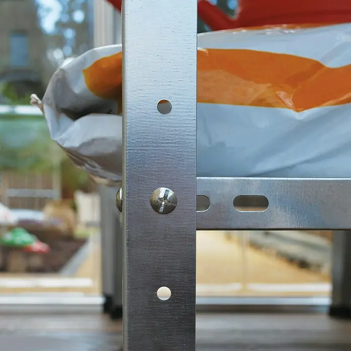 Palram – Canopia Gewächshaus-Tisch - L x B x H: 114 x 50 x 80 cm - Metallregal-Detail mit Schrauben und Löchern, das die Bauweise und Stabilität des Regals betont. Ideal für Lagerungslösungen.
