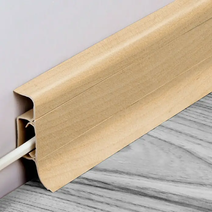 LOGOCLIC Sockelleiste - 250 cm x 22,5 mm x 50 mm, Buche Hell - Nahaufnahme einer Sockelleiste mit Kabelführung, die eine saubere und ordentliche Lösung für die Kabelführung entlang der Wand bietet.