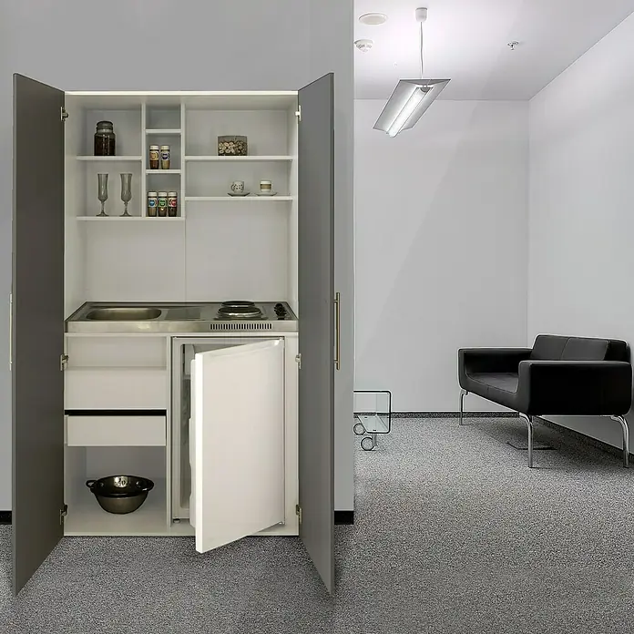 Respekta Schrankküche Peter - Breite: 104 cm, Grau, Mit Duo-Kochmulde - Kompaktküche mit grauen Schranktüren, offenbart Regale, Spüle, Kochfeld und Kühlschrank. Ideal für kleine Räume.