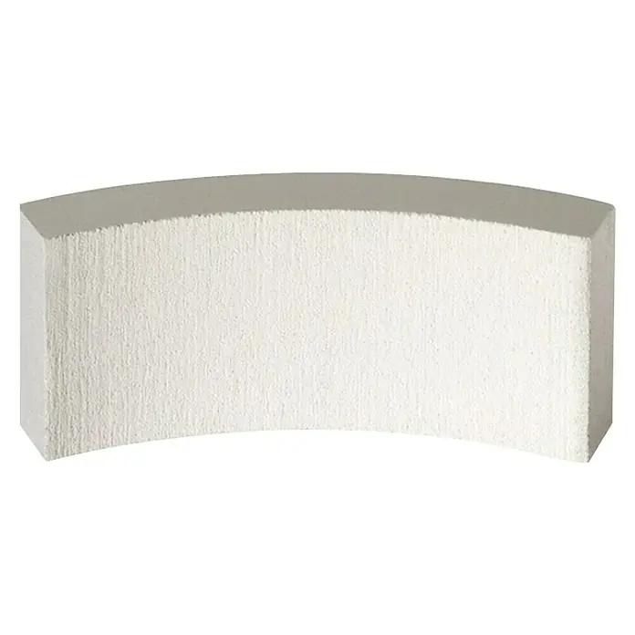 Ytong Segmentstein - 600 x 100 x 200 mm, Winkel: 60 ° - Das Bild zeigt einen weißen, bogenförmigen Baustein mit einer leicht strukturierten Oberfläche und abgerundeten Kanten, isoliert auf einem weißen Hintergrund.