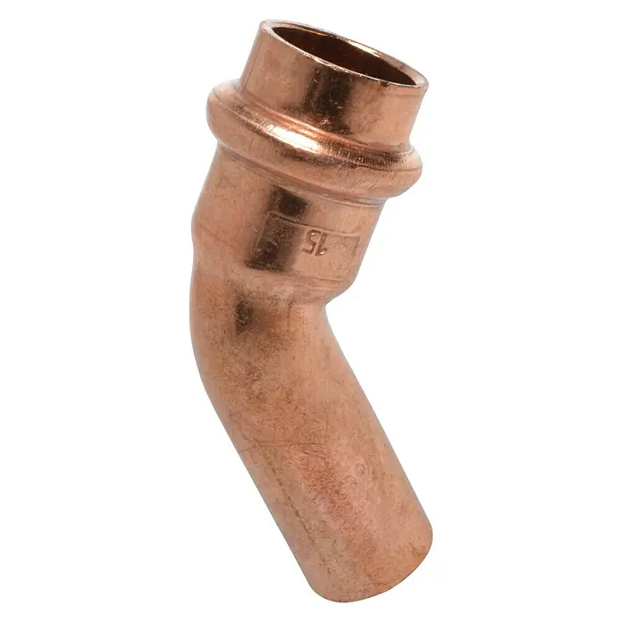 Kupfer-Presswinkel IA - Durchmesser: 15 mm, Winkel: 45 °, Presskontur: V - Nahaufnahme eines gebogenen Kupferrohrverbinders mit der Aufschrift "15" vor einem weißen Hintergrund.