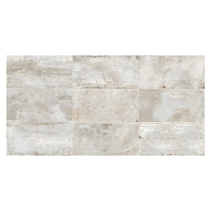 Feinsteinzeugfliese Flatiron - 30,8 x 61,5 cm, Weiß, Matt - Ansicht von hellgrauen rechteckigen Fliesen mit einer leicht strukturierten, abgenutzten Oberfläche, ideal für moderne Innenräume.