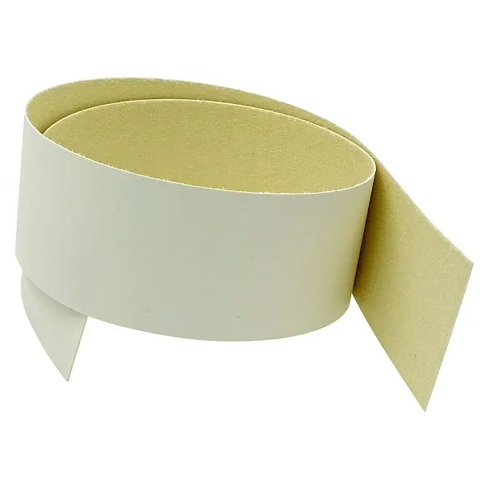 CUCINE Umleimer 9410 Neutral White - L x H: 65 x 4,4 cm, 2 Stk. - Ein cremefarbener Lederriemen, der sich zu einer Rolle windet und die innere, sandfarbene Textur zeigt. Ideal für Bastelarbeiten und Accessoires.
