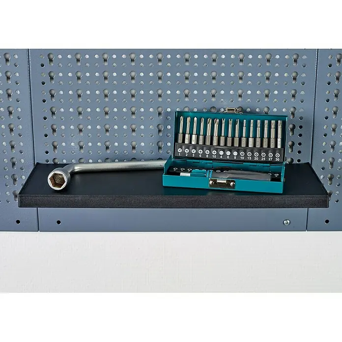 Küpper Fachboden - Passend für: Küpper Stahlblech-Lochwand, Kunststoff, 2 Stk. - Ein Werkzeugregal mit einem Schraubenschlüssel und einem Bit-Set in einer blauen Metallbox vor einer Lochwand.