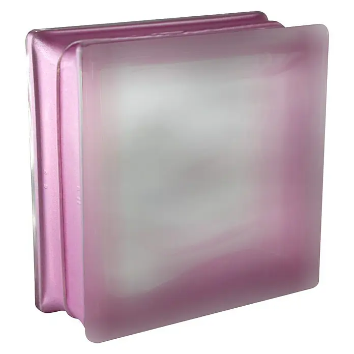Fuchs Design Glasbaustein BM Reflex - Amethyst, Aqua, 19 x 19 x 8 cm, Beidseitig satiniert - Nahaufnahme eines rosa getönten Glasbausteins mit einem mattierten durchscheinenden Mittelteil vor schwarzem Hintergrund.