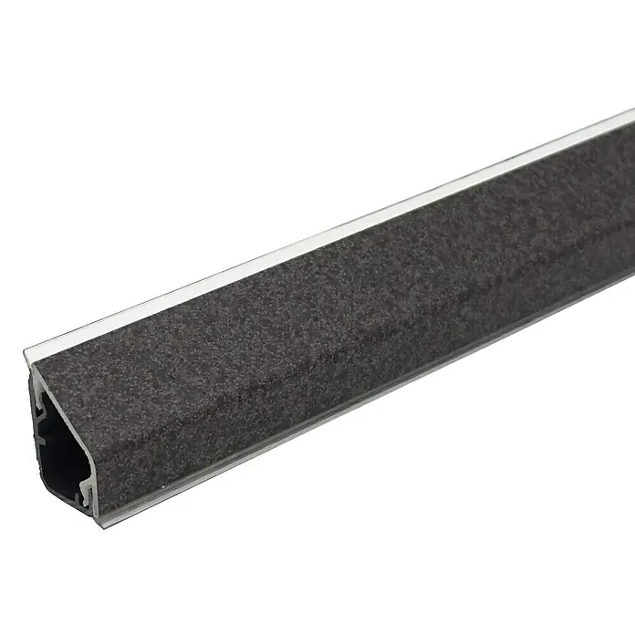 Kantoflex Wandabschlussprofil Design 37978 Mocca - 300 x 1,6 x 2,4 cm - Nahaufnahme eines Aluminium-Profils mit schwarzer, rutschfester Einlage. Ideal für Treppen und Böden zur Erhöhung der Sicherheit.