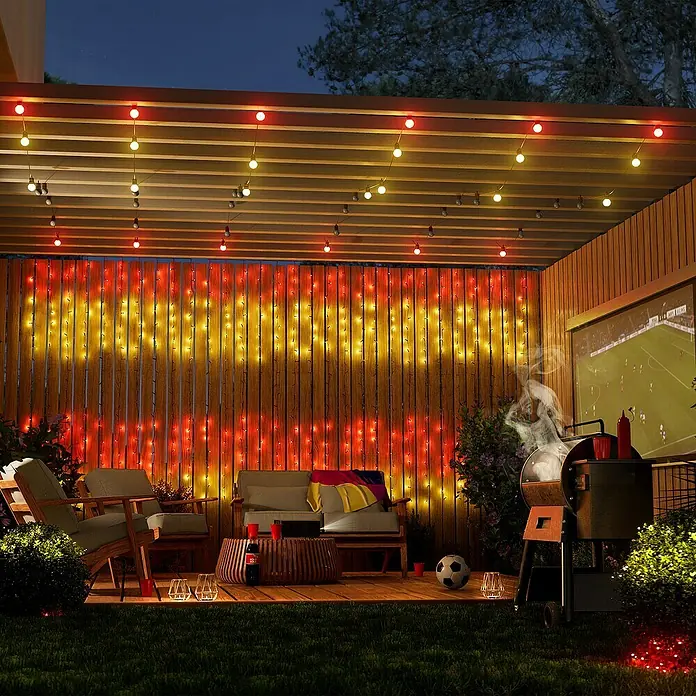 Twinkly Smart-LED-Lichterkette StringsAußen, 20 m, Lichtfarbe: RGBW, Anzahl Leuchtmittel: 250 Stk., Netzbetrieben - Stimmungsvoller Außenbereich mit Lichterketten, Grill und Fernseher für einen gemütlichen Abend im Freien mit Freunden.