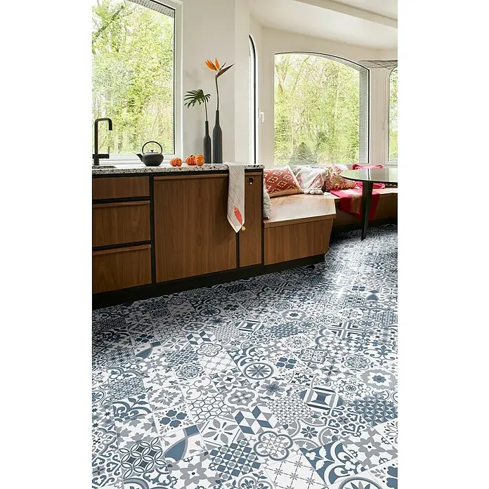 Beauflor PVC-Boden Meterware Feelings - Sonstige, Breite: 300 cm, Blau/Grau - Blick auf einen Küchenboden mit auffälligem, mehrfarbigem Fliesenmuster, das dem Raum einen einzigartigen Charakter verleiht.