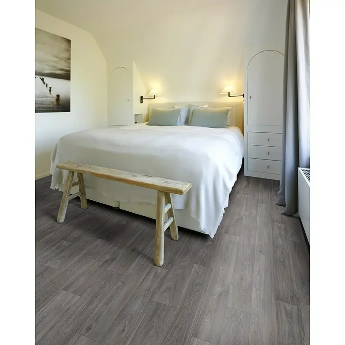 Beauflor PVC-Boden Meterware Feelings - 400 cm, Havanna Oak, Taupe - Schlafzimmer mit grauem Vinylboden. Der Boden ist robust, pflegeleicht und verleiht dem Raum eine moderne Optik.
