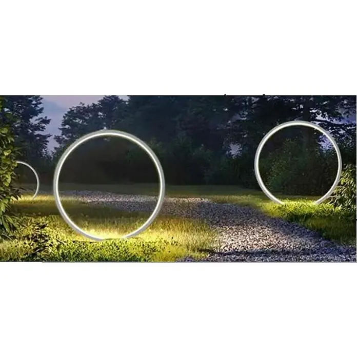 Just Light LED-Erdspießleuchte Zirkulu - 4,7 W, 50 cm, Schwarz, 1 Stk. - Moderne Gartenbeleuchtung mit kreisförmigen LED-Leuchten entlang eines Kieswegs, die ein helles, einladendes Ambiente schaffen.