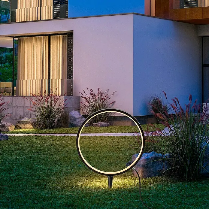 Just Light LED-Erdspießleuchte Zirkulu - 3 W, 32 cm, Schwarz, 1 Stk. - Elegante Gartenleuchte mit kreisförmigem Design, die sanftes Licht auf den Rasen wirft und eine moderne Atmosphäre schafft.