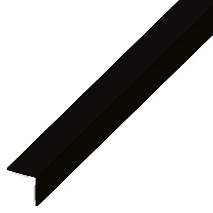 Winkelprofil - 2.500 x 20 x 20 mm, Stärke: 1 mm, Kunststoff, Schwarz - Nahaufnahme einer schwarzen Eckschutzleiste, ideal zum Schutz von Ecken und Kanten in Innenräumen.