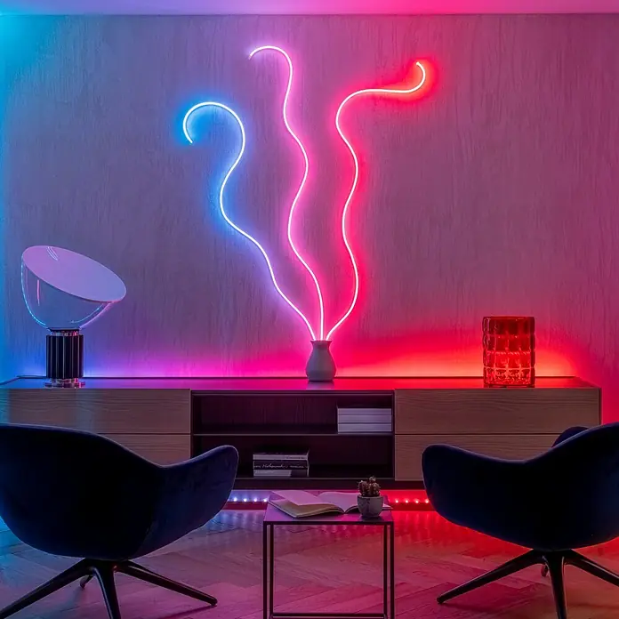 Twinkly LED-Lichtschlauch Flex - Länge: 2 m, Lichtfarbe: RGB, 15 W - RGB-Neon-Kunst mit Vase und Möbeln. Harmonisches Raumambiente durch farbige Beleuchtung und moderne Einrichtung.