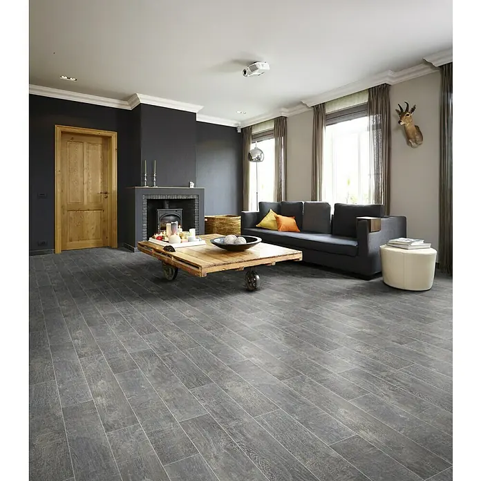 Beauflor PVC-Boden Meterware Hightex - 300 cm, Washed Oak, Blau/Braun - Wohnzimmer mit grauen Vinylboden in Holzoptik, der dem Raum einen modernen und stilvollen Look verleiht.