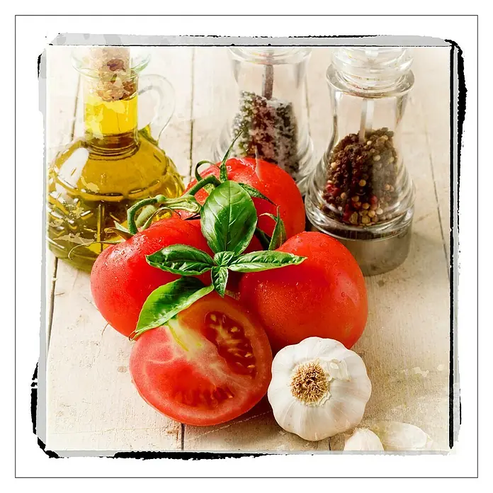 ProArt Glasbild - Hot & Spicy IV, B x H: 30 x 30 cm - Stillleben mit frischen Tomaten, Knoblauch, Olivenöl und Pfeffermühle auf einem rustikalen Holztisch mit einem dekorativen Rahmen.