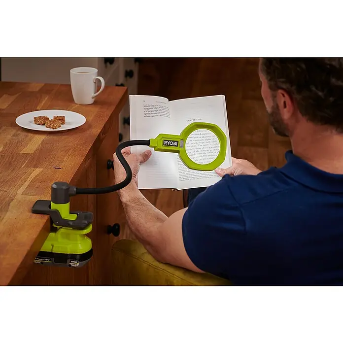 Ryobi ONE+ Akku-Lupenleuchte RML18-0 - 18 V, Ohne Akku - Nahaufnahme einer RYOBI Akku-Arbeitsleuchte mit Lupe, ideal zum Lesen und für Präzisionsarbeiten. Praktisch und vielseitig!