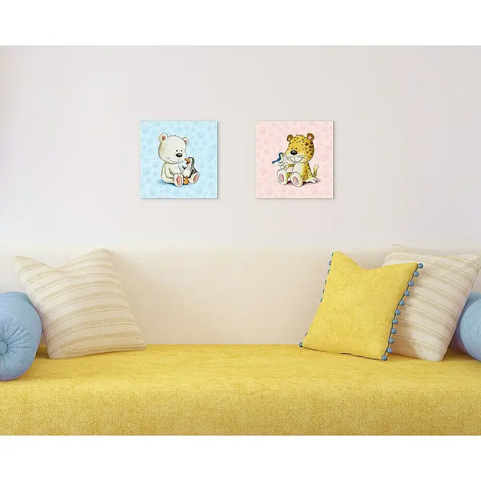 ProArt Leinwandbild Konventionel - Little Friends II, B x H: 30 x 30 cm - Eine gemütliche Sitzecke mit zwei Wandbildern von niedlichen Tieren, die eine warme und einladende Atmosphäre schafft.