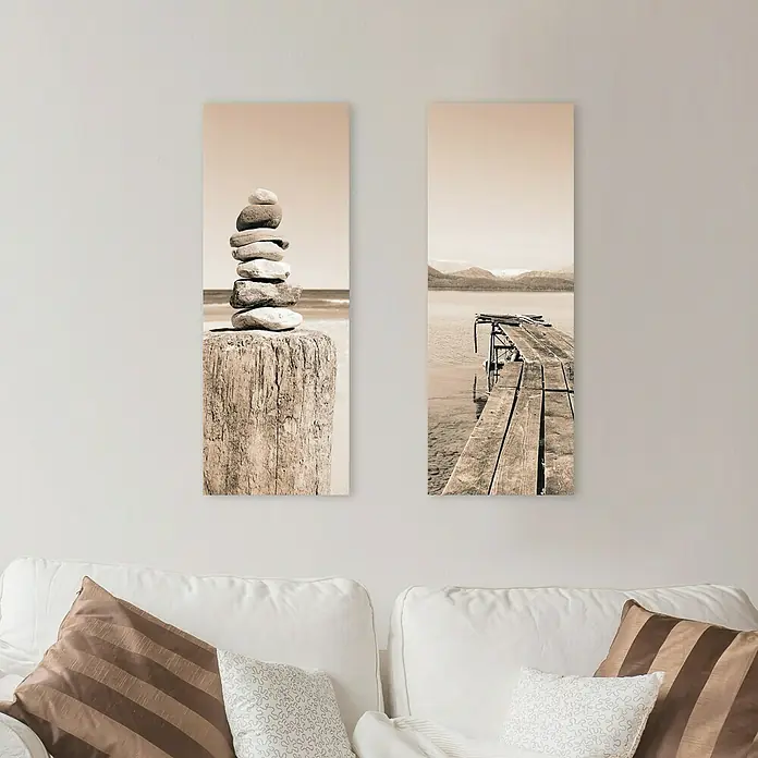 Leinwandbild Young Living - Motiv: Stop, B x H: 30 x 80 cm - Zweiteiliges Leinwandbild mit Steinturm und Holzsteg-Motiven über einem weißen Sofa.