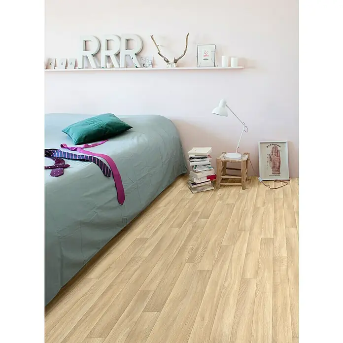 Beauflor PVC-Boden Meterware Novo - 400 cm, Golden Oak, Natur - Dieses Bild zeigt eine moderne, helle Laminatbodenfläche in einem Schlafzimmer, die eine warme und einladende Atmosphäre schafft.