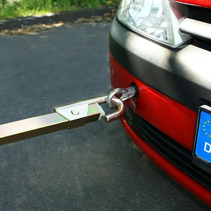 APA Abschleppstange SNAP-IN - 1,83 m, Zugkraft: 2,5 t - Detailansicht einer an einem roten Auto befestigten Abschleppstange, die die Abschleppvorrichtung zeigt, die für den sicheren Transport ausgelegt ist.