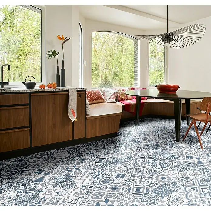 Beauflor PVC-Boden Meterware Feelings - Sonstige, Breite: 300 cm, Blau/Grau - Kücheninterieur mit auffälligem gemusterten Vinylboden in Blau- und Grautönen, der dem Raum Charakter verleiht.