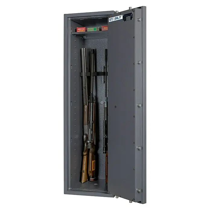 Stabilit Waffenschrank Country 205 - Geeignet für: Gemeinsame Aufbewahrung von Waffen und Munition, Einstellhöhe: Max. 1.318 mm, Doppelbart-Hochsicherheitsschloss, Halterungen: 5, Sicherheitsstufe: Widerstandsgrad N (0) - Ein grauer STABILIT-Waffenschrank mit geöffneter Tür, in dem sich Gewehre und Munition befinden, sorgt für Sicherheit und Ordnung.