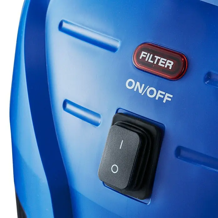 Nilfisk Elektro-Nass- & Trockensauger Multi II 22 - 1.200 W, Behältervolumen: 22 l - Nahaufnahme eines blauen Produkts mit einem Filterknopf und einem Ein-/Ausschalter.