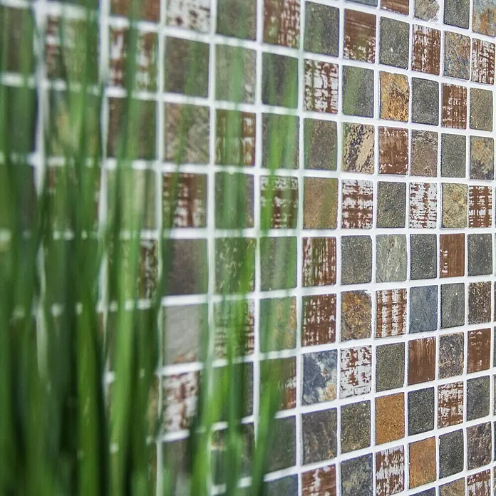 Mosaikfliese Quadrat Crystal Mix XCM CB 52 - 32,7 x 30,2 cm, Braun, Matt - Nahaufnahme von Wandfliesen in verschiedenen Farben und Texturen, die ein interessantes Muster bilden.