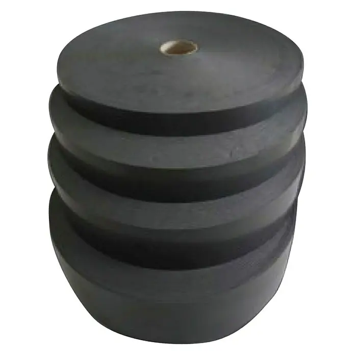 Trennwandband - 30 m x 70 mm - Stapel von vier Rollen schwarzem Klebeband. Das Band ist auf einen Kartonkern gewickelt.