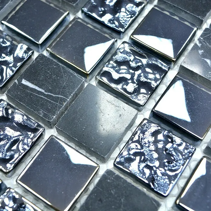 Mosaikfliese Quadrat Crystal Mix XCM M862 - 32,7 x 30,2 cm, Schwarz, Glänzend - Nahaufnahme von dunklen Mosaikfliesen mit verschiedenen Texturen und Mustern.