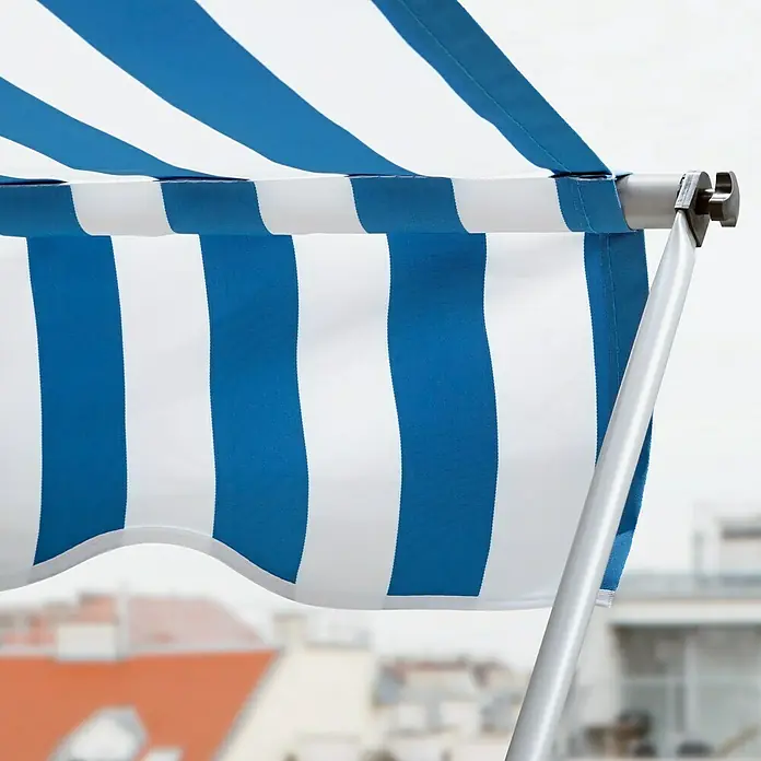 Sunfun KlemmmarkiseBlau/Weiß, Breite: 2,5 m, Ausfall: 1,3 m - Nahaufnahme einer blau-weiß gestreiften Markise. Schützt vor Sonne und verleiht dem Außenbereich einen stilvollen Touch.