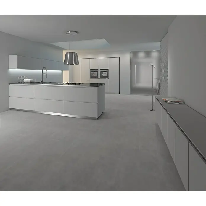 Star Clic Vinylboden Stone - Korsika, Fliese, 605 x 304,8 x 4,2 mm - Helle Küche mit Kochinsel. Die moderne Küchenzeile besticht durch schlichtes Design und integrierte Beleuchtung, die eine angenehme Atmosphäre schafft.
