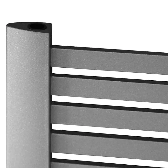 Camargue Badheizkörper Kastor - B x H: 580 x 1.600 mm, Wärmeleistung bei Vorlauftemperatur von 75 °C (D: 50): 1.103 W, Graphit - Detailaufnahme eines modernen, grauen Heizkörpers mit horizontalen Streben. Das Design ist minimalistisch und funktional.
