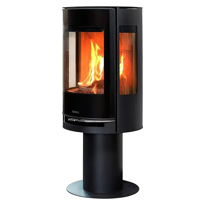 Aduro Kaminofen 9.3 Lux Air - 8 kW, Raumheizvermögen: 350 m³, Material Verkleidung: Stahl, Schwarz - Ein schwarzer Aduro Kaminofen mit Glasfenstern und einem Podestfuß, in dem ein lebendiges Feuer brennt.