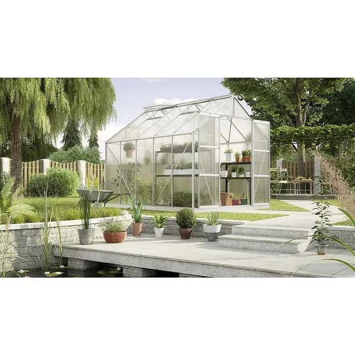 Vitavia Gewächshaus Uranus 8300 - Außenmaß inkl. Dachüberstand (B x T): 257 x 321 cm, 4 mm, Aluminium - Das Gewächshaus bietet mit Regalen viel Platz für Pflanzen. Das Gewächshaus steht in einem Garten mit einem kleinen Teich.