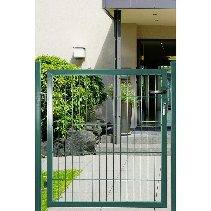 Peddy Shield Zauntor ESM - 1 x 0,75 m, Grün, Stahl - Ein grünes Metalltor steht vor einem Haus und bietet Sicherheit und Stil. Die Gitterstruktur sorgt für Durchblick und Schutz.