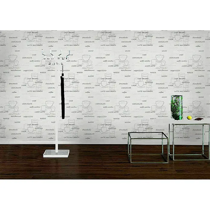 Rasch Vliestapete Kaffee - Creme/Grau, Grafisch, 10,05 x 0,53 m - Elegantes Interieur mit Schirmständer und kleinen Tischen, die durch das Kaffeetapetenmuster eine gemütliche Atmosphäre schaffen.