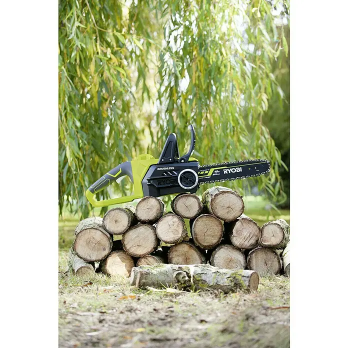 Ryobi ONE+ Maschinenpaket - Akku-Kettensäge ,18V, 4 Ah Akku & 2A Ladegerät - Eine Ryobi Akku-Kettensäge liegt auf einem Holzstapel im Freien. Ideal für Gartenarbeiten und Brennholz.