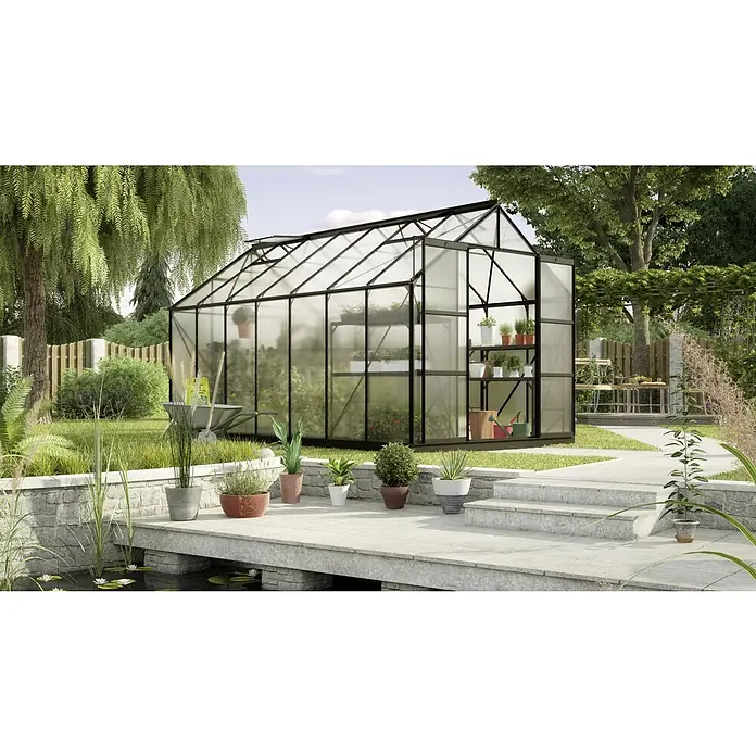Vitavia Gewächshaus Uranus 11500 - Außenmaß inkl. Dachüberstand (B x T): 257 x 445 cm, 4 mm, Schwarz - Ein Gewächshaus mit Regalen und Pflanzen steht in einem Garten mit einem Teich und verschiedenen Pflanzen.
