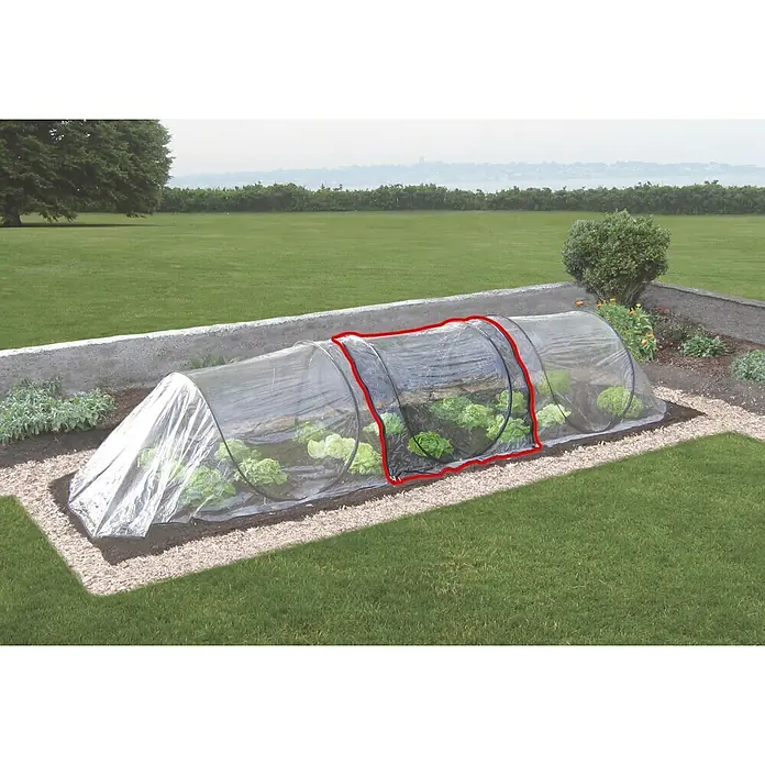 GardenGuard Frühbeettunnel-Verlängerung - Breite: 110 cm, Transparent, PVC - Bild einer transparenten Mini-Gewächshaus-Tunnelabdeckung, die ein Beet mit Salat bedeckt und das Wachstum der Pflanzen fördert.